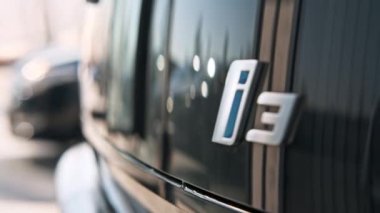 CHISINAU, MOLDOVA - 3 Kasım 2021: Elektrikli BMW i3 logosu, arka ve yakın görüş