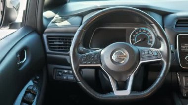 CHISINAU, MOLDOVA - 12 Kasım 2021: Electric Nissan Leaf iç mimarisi