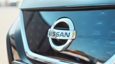 CHISINAU, MOLDOVA - 12 Kasım 2021: Elektrik Nissan Yaprak Sıfır logosu, ön görüş