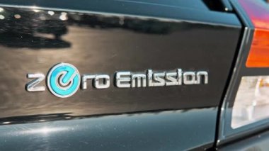 CHISINAU, MOLDOVA - 12 Kasım 2021: Elektrik Nissan Yaprak Sıfır emisyon yazıları, dikiz görüşü