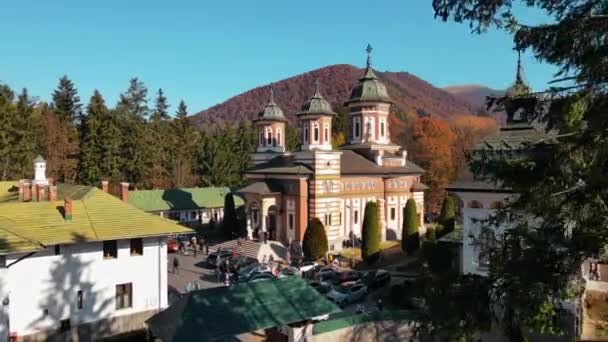 ルーマニアのシナイア修道院の空中ドローンビュー カルパティアの修道院 観光客や森周辺 — ストック動画