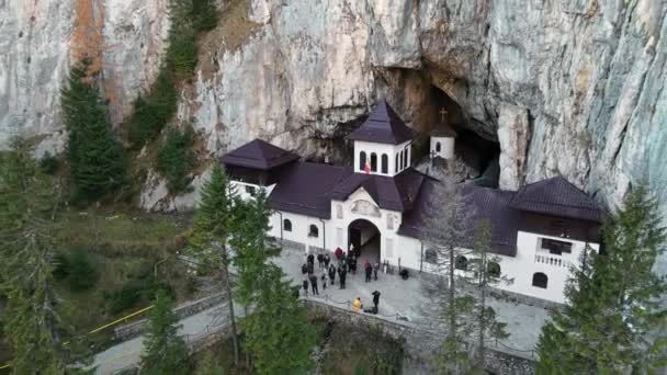 Vista Aérea Drones Caverna Ialomitei Roménia Entrada Caverna Com Turistas — Vídeo de Stock