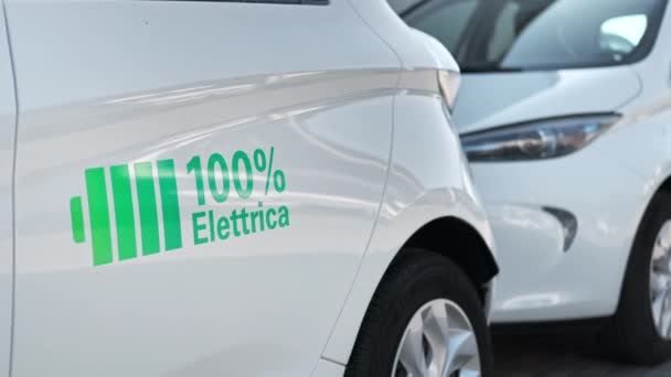 Chisinau Moldova Července 2021 Zaparkovaná Elektrická Renault Zoe 100 Elektrickým — Stock video