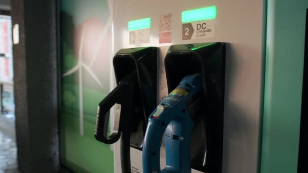 Chisinau Moldova Července 2021 Nabíječka Elektromobilů Dvěma Pistolemi — Stock video