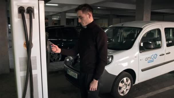 Chisinau Moldova Noviembre 2021 Hombre Conectando Cargador Renault Kangoo Una — Vídeos de Stock