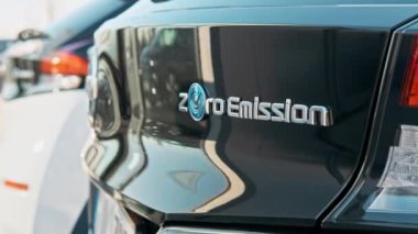 CHISINAU, MOLDOVA - 12 Kasım 2021: Elektrik Nissan Yaprak Sıfır emisyon yazıları, dikiz görüşü