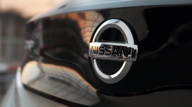 CHISINAU, MOLDOVA - 12 Kasım 2021 Elektrikli Nissan Yaprağı logosu, dikiz manzarası, günbatımı