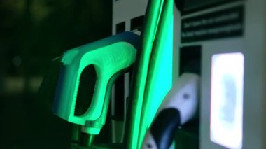 Geceleri yeşil ışıklı elektrikli araba şarj noktası makinesi