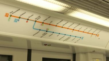 Metro haritası giriş kapılarının üstünde bir sonraki istasyon göstergesi var. Barselona, İspanya