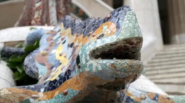 Park Guell 'deki mozaik kertenkele ya da semender çeşmesi. Barselona 'da. İspanya