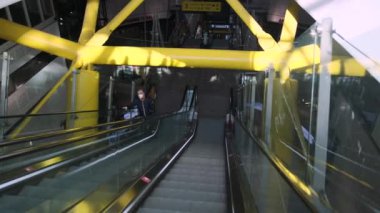 BARCELONA, İspanya - Kasım 2021: AVM 'ye yürüyen merdiven girişi
