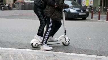 BARCELONA, İSPA - NOVEMBER, 2021: Bir elektrikli scooter kullanan çift