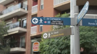 BARCELONA, İSPAN - Kasım 2021: Santa Creu i Sant Pau Hastanesi yakınlarındaki sokak yön tabelası