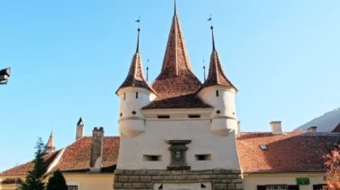 Romanya 'nın Brasov kentindeki Catherine' in Kapısı manzarası. Sarı yeşillik ve önündeki insanlar.