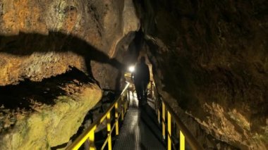 Romanya 'nın Bucegi Dağları' ndaki Ialomitei Mağarası manzarası. Turistler, köprüler, aydınlanma