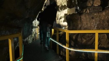 Romanya 'nın Bucegi Dağları' ndaki Ialomitei Mağarası manzarası. Turistler, köprüler, aydınlanma