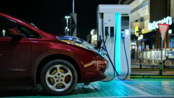 Chisinau Moldova Décembre 2021 Chargement Voiture Nissan Leaf Électrique Rouge — Video