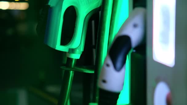 Автомат Зарядки Электромобилей Зеленой Подсветкой Ночное Время — стоковое видео