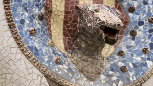 Cabeça Mosaico Cerâmico Gaudi Park Guell Barcelona Espanha — Vídeo de Stock