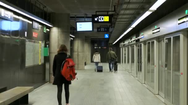 Barcelona España Noviembre 2021 Personas Caminando Estación Metro Del Aeropuerto — Vídeos de Stock