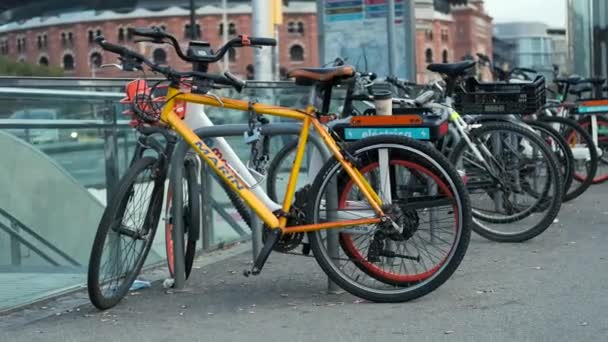 Barcelona España Noviembre 2021 Múltiples Bicicletas Estacionadas Dentro Estación Metro — Vídeo de stock
