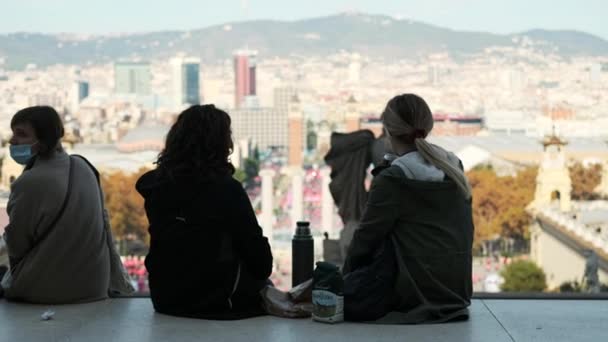 Barcelona Hiszpania Listopad 2021 Kobiety Rozmawiające Przed Mnac Widok Plac — Wideo stockowe