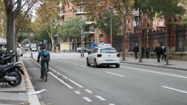 Barcelona Espanha Novembro 2021 Biciclistas Andando Bicicleta Perto Carros Hospital — Vídeo de Stock