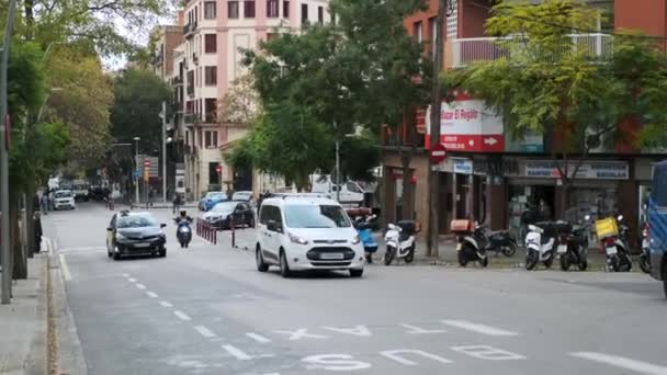 Barcelona Spain November 2021 Автомобілі Їдуть Вулицями Міста Поблизу Лікарні — стокове відео