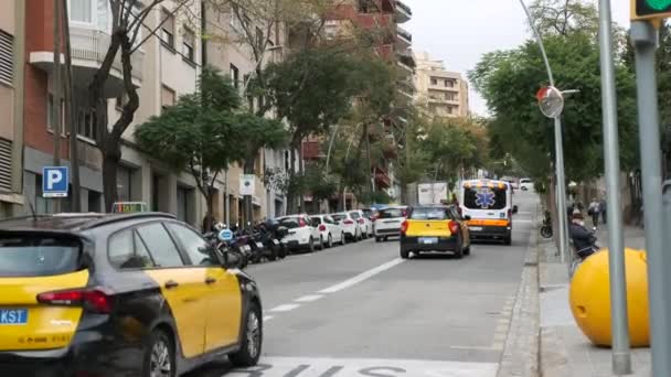 Barcelona Spain November 2021 Автомобілі Їдуть Вулицями Міста Поблизу Лікарні — стокове відео