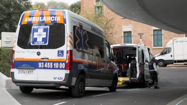 Barcelona España Noviembre 2021 Ambulancia Aparcada Frente Hospital — Vídeo de stock