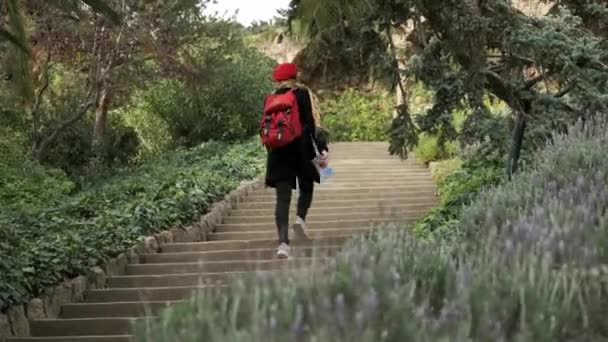 Barcelona Espanha Novembro 2021 Menina Com Chapéu Vermelho Visitando Parque — Vídeo de Stock