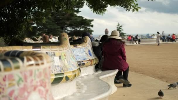 Barcelona Spain November 2021 People Sitting Mosaic Bench Park Guell — 图库视频影像