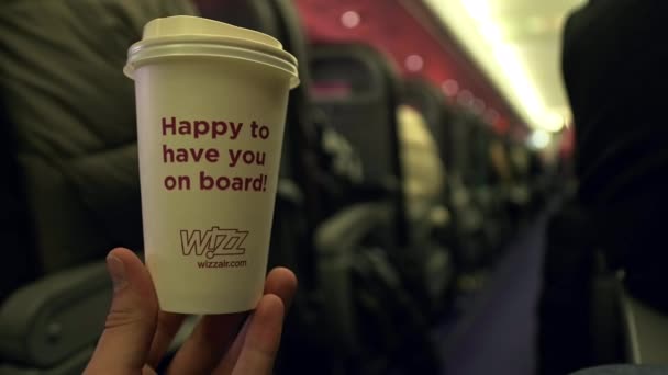 Барселона Испания Ноябрь 2021 Человек Держащий Бумажный Стаканчик Wizz Air — стоковое видео