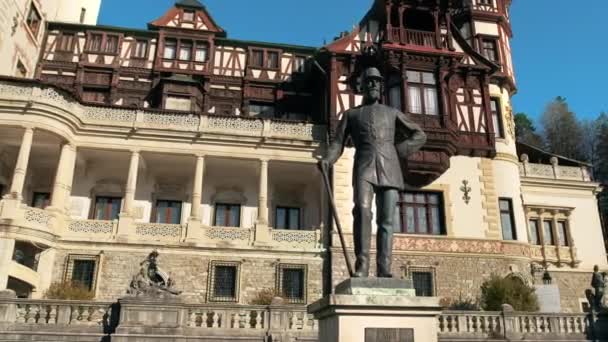 Koning Carol Standbeeld Het Peles Kasteel Roemenië Kasteel Achtergrond — Stockvideo