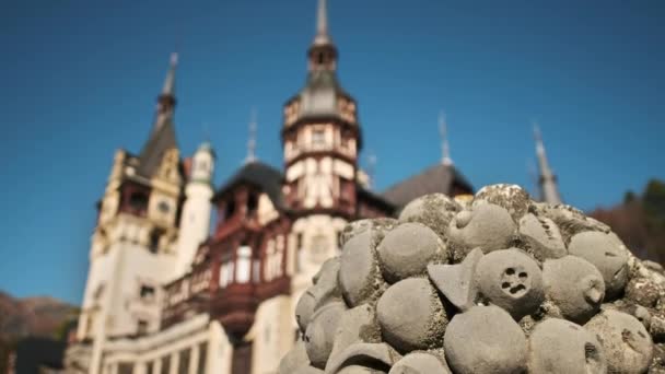 Vista Uma Escultura Castelo Peles Roménia Castelo Fundo Turistas — Vídeo de Stock