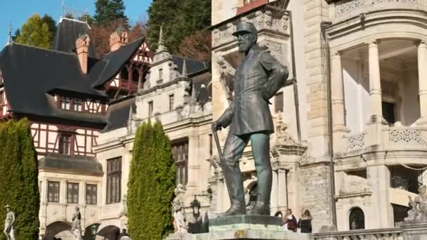 Estátua Rei Carol Castelo Peles Romênia Castelo Fundo Turistas — Vídeo de Stock