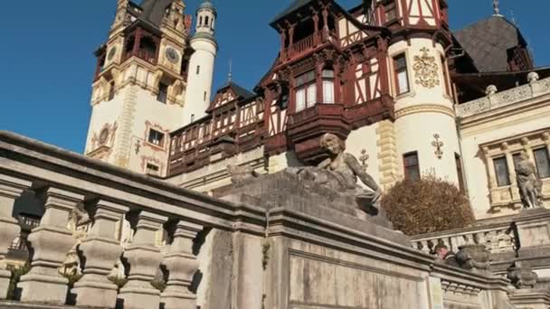 Veduta Una Scultura Castello Peles Romania Castello Sullo Sfondo Turisti — Video Stock