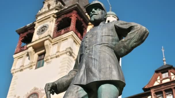 Статуя Короля Кэрол Замке Пелес Румынии Замок Заднем Плане — стоковое видео