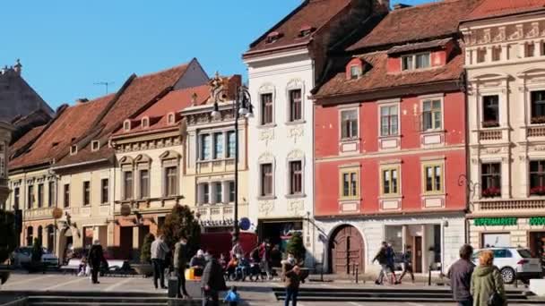 布拉索夫 罗马尼亚 2021年10月21日 参观议会广场 有很多人的老市中心 旧建筑 咖啡馆 — 图库视频影像