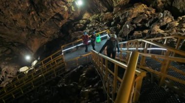 BUCEGI, ROMANIA - 21 Ekim 2021: Bucegi Dağlarındaki Ialomitei Mağarası. Turistler, köprüler, aydınlanma