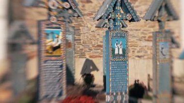 Merry Mezarlığı 'ndaki mezar taşlarının görüntüsü. Lensbebek etkisi