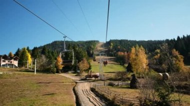 Karpatlar 'daki teleferik, vadideki köy, yeşil tepeler, Romanya