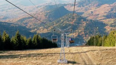 Karpatlar 'daki teleferik, vadideki köy, yeşil tepeler, Romanya