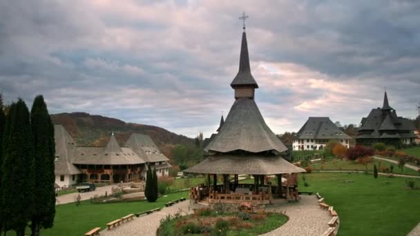 Blick Auf Das Barsana Kloster Rumänien Innenhof Mit Viel Grün — Stockvideo