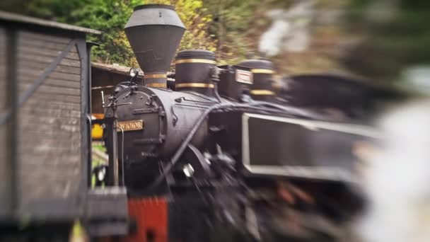 ルーマニアの鉄道駅での巻上げ蒸気機関車モカニタの眺め レンズベビー効果 スローモーション — ストック動画