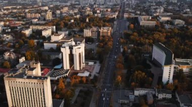 Sonbahar sezonunda Chisinau şehrinde hava aracı görüntüsü. Başkanlık binası. Moldova