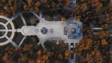Sonbahar sezonunda Chisinau şehrinde havadan insansız hava aracı görüntüsü. İsa 'nın Doğumu Katedrali. Moldova