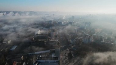 Sonbahar sezonunda Chisinau şehrinde hava aracı görüntüsü. Şehrin üzerinde sis var. Moldova