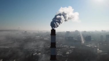 Boru fabrikasından gelen endüstriyel dumanın hava aracı görüntüsü. Şehir kirliliği fikri