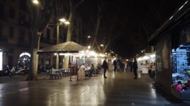 BARCELONA, İSPAN - 21 Kasım 2021: La Rambla Caddesi 'nde geceleri yürüyen insanlar